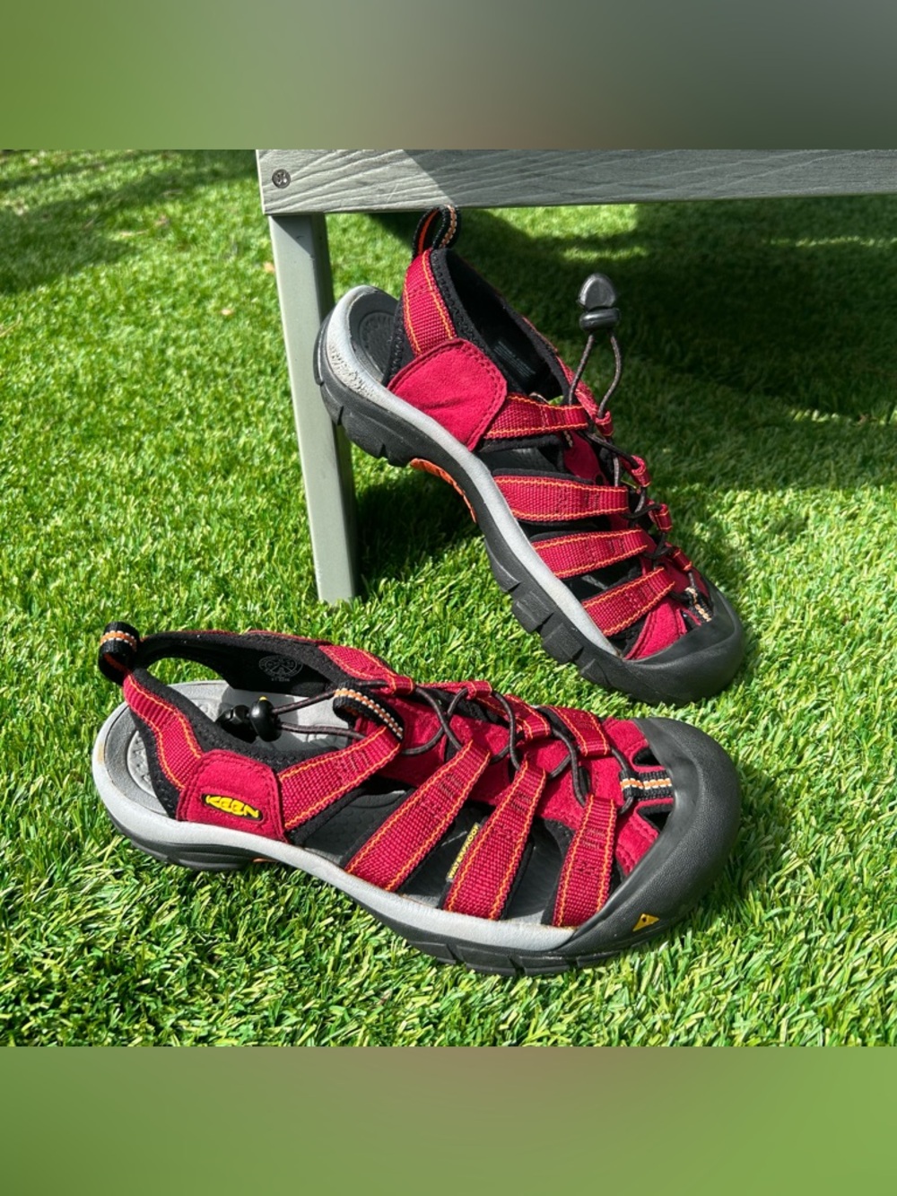 Keen Women’s 8 Newport H2 Red Closed Toe Sport Hiking Sandals Waterproof  Shoes